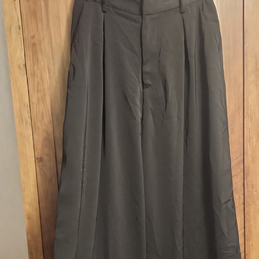 Wide-Leg Pleated Trousers in Black - NWT